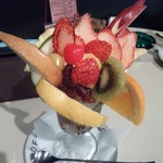 喫茶 マロン - パフェのフルーツがてんこ盛りなので、上から撮ってみました♪