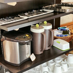 ふらんす菓子　コミネヤ - フリードリンクコーナー＠セルフです。カトラリーやお皿、ゴミ箱もあります