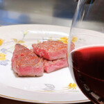 ステーキ 鉄板焼き Teppan&grill R - 黒毛和牛ステーキ　グラス赤ワイン