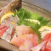 ステーキ 鉄板焼き Teppan&grill R 心斎橋 - 真鯵の姿造り盛合せ　鯵　真鯛　鮪