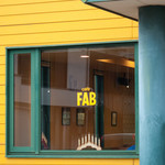 Cafe FAB - 黄色い壁が目印