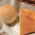カメレオン - 肉料理 1000円 の自家製パン