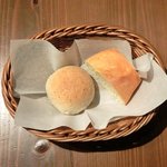 カメレオン - 肉料理 1000円 の自家製パン