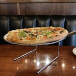 NYPD Pizza - こんな台に乗せてくれます♪