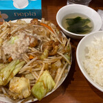肉野菜炒め ベジ郎 - 野菜（マシ500ｇ）・背脂（中油20ｇ）・肉（中盛り100ｇ）800円