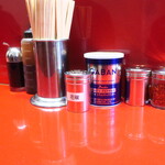 ラーメン二郎 - 卓上調味料