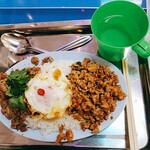 タイごはん 泉州屋台 - ガパオライス・ムートートガティアムの2種盛り目玉焼きトッピング