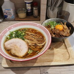 徳島ヌードル ぱどる - 料理写真:阿波尾鶏の醬油らーめんと徳島丼