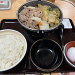 Sukiya - 牛すき鍋定食（大盛）810円　肉2倍盛り220円