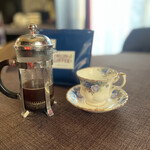 オリジン コーヒー - お店の方の指導によりフレンチプレスでコーヒーを淹れる