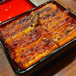 Nakamuraya - 少し小振りの蒲焼が上に4枚、そして中の御飯の中に大きい蒲焼が1枚、入っていました。