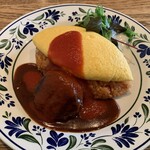 CHEZ COUPLE - 自家製煮込みハンバーグ添えオムレツライス(トマトソース)