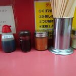 ラーメン二郎 - 充実の卓上味変アイテム