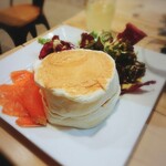 Pancake store ROBAROBA - 今回のパンケーキを上から。
                      はっさくジュースはピンボケ。