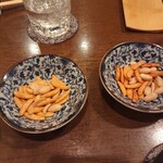 和食 もろ美 - 柿ピー(左: チキン南蛮風味、右: 味噌モツ風味)
