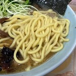 元祖桃家 - 丸山製麺(株)の中太麺は短め。