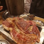 大阪焼肉・ホルモン ふたご - はみ出るカルビ