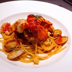 KIHACHI - ⚫主菜
                「贅沢！オマール海老、帆立貝、蟹、アサリの漁師風スパゲッティ」
