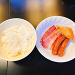 アルバートホテル秋田 - 朝食(ごはん ベーコンのソテー 塩鮭(中辛) ウインナーソーセージ)