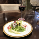 Gesuto Hausu Eikokuya - サラダとグラスワインの赤（シャベルネソービニヨン（６６０円）