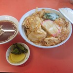 黒恵屋食堂 - 親子丼 500円　鳥肉たっぷりでスープ、漬物付き