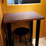 やきとん きむら - 入口際のテーブル