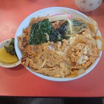 黒恵屋食堂 - エビ丼 600円 漬物、スープ付き　海老フライ2匹が卵でとじられてます(^^)b　カツ丼のカツがエビフライって言えばいいと思います(p_-)