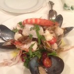 トラットリア・バッフォ - 2012年12月：モッツアレラチーズと魚介のサラダ