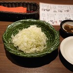 とんかつ 新宿さぼてん - おかわりできるキャベツの千切り