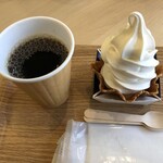 彫刻の森美術館カフェ - ソフトクリーム（キンタロウ牛乳）４００円 、レギュラーコーヒー（ｉｌｌｙ）４００円