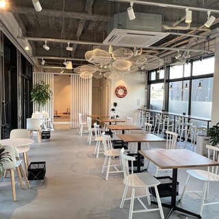 換気対策万全な空間に、選び抜かれた家具や内装