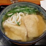 うどん処 重己 - 少し太めなうどん麺と、透き通ったうどんダシ。うどん麺はムニュムニュ系で表面がヌルヌルしていて、今までに食べたことの無いタイプでした。