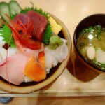 磯料理 うお咲 - 海鮮丼は小ぶりです