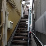 神戸カレー食堂 ラージクマール - 建物の横に階段があります。