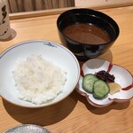 てんぷら 下村 - ごはん、赤だし、香の物