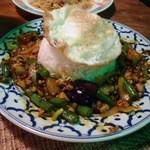 トゥクトゥク - カパオ・ガイ（鶏ひき肉とバジルの辛味炒め）