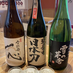 Yokohama Obanzai Tsukiyomi - 三種呑み比べセット1100円、真ん中の日本刀は静岡浜松のお酒