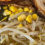 どさん子 - チャーシューをめくると野菜が