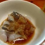 Kurodaruma - お通しの炙りしめ鯖