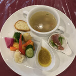 欧華和里 - 欧華和里ランチ(¥950)のプレート盛り
スープ、一口前菜、バーニャカウダ、パンのセット。
この他に、ドリンクとデザートが付きます。