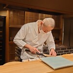 東麻布 天本 - 大将の包丁捌き