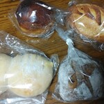 Shirokuma Bekari - (右上から)じゃが芋のパン、ライ麦のスモークチーズとナッツ、シロクマの手、豆パン