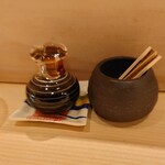 東麻布 天本 - 醤油差しと爪楊枝