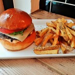 Craft Burger co. - 日替わりチーズバーガー、火曜はスイスチーズ（グリュイエールチーズ）♪選べるサイド付き1,080円