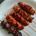 旭チキン - 左からレバ、モモ、カワ、ネギマ、ツクネ