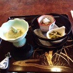 Charyou Ichimatsu - 先付：　粟麸揚げ出汁（大黒湿地・荒井葱）、茄子白味噌煮、舞茸とほうれん草・黄菊お浸し