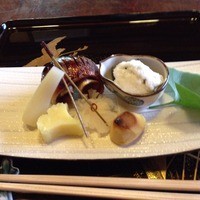 茶寮 一松 - 焼物：　秋刀魚柚子焼き（公樹丸十、菊花大根、エシャレット、焼栗、松葉素麺、空芯菜長芋とろろ）
