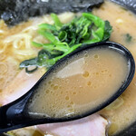 横濱家系ラーメン 勝鬨家 - バランスよいスープ