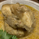 LAMP - パクチーを脱がすと、大根の上におかしいウマさのチキン登場！