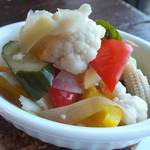 ビーボ デイリースタンド - 「６種野菜のピクルス」：生姜を加えて
      爽やかな余韻が全体を引き締めています！
      